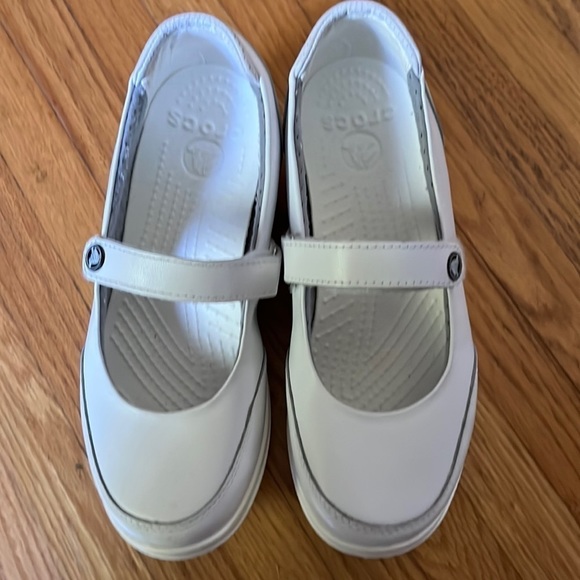 CROCS white Mary Jane style leather like upper Velcro strap size 7 - Picture 2 of 7